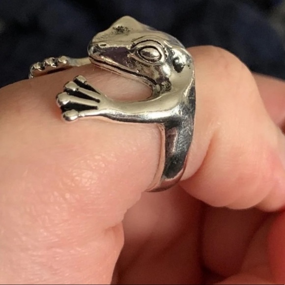 The hugging Frog Prince oversized ring. 925 stamped silver peeking - Picture 5 of 5